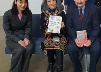 Anykščių rajono savivaldybės mero Sigučio Obelevičiaus rankose – japonų rašytojos, žurnalistės Hilano Kumiko (viduryje) knyga apie lietuvį, Nepriklausomybės Akto signatarą Steponą Kairį.