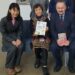 Anykščių rajono savivaldybės mero Sigučio Obelevičiaus rankose – japonų rašytojos, žurnalistės Hilano Kumiko (viduryje) knyga apie lietuvį, Nepriklausomybės Akto signatarą Steponą Kairį.