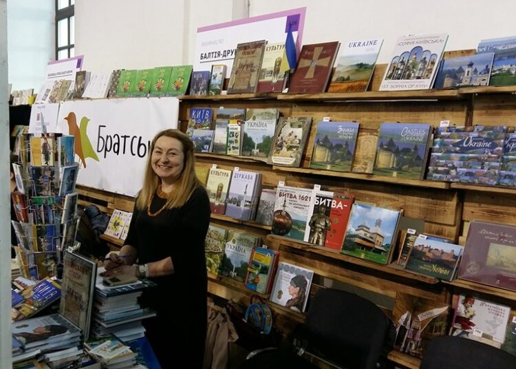Leidėja, viena iš leidyklos „Baltija Druk“ savininkių Rūta Malikėnaitė – knygų parodoje Kijeve prie leidyklos „Baltia Druk“ knygų stendo 2019-aisiais