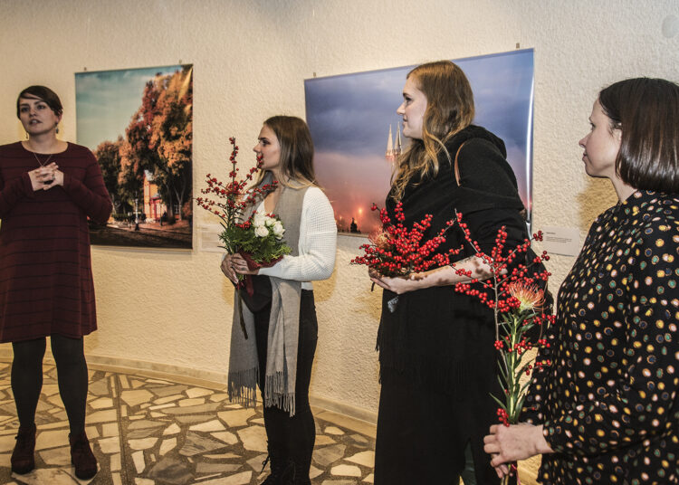 Iš aštuonių autorių parodos pristatyme dalyvavo tik trys. Iš kairės - parodą pristatanti Simona Ševčenkaitė, parodos autorės Jovita Uzdraitė, Ieva Vogulienė ir Kristina Sereikaitė.