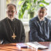 Filosofijos  mokslų daktaras Tėvas Georgijus (kairėje) Šv.Mišias Anykščiuose ukrainietiškai aukos jau antrą kartą. Šalia jo Anykščių krašto Garbės ambasadorius Ukrainoje, kuris nuolat rūpinasi karo pabėgėlių reikalais Virginijus Strolia.