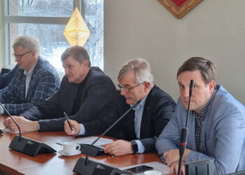 LR Seimo Kaimo reikalų pirmininkas Viktoras Pranckietis (antras iš dešinės) viešėdamas Anykščiuose kritikavo Žemės ūkio ministerijos veiklą.