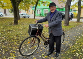 Kaip laidoje „Pasas meluoja“ – būtent taip galima pasakyti apie greitai 90 metų jubiliejų švęsiantį Stanislovą Svirską, kuris į kapelos repeticijas atvyksta dviračiu, armoniką ant vairo saugiai pasikabinęs...