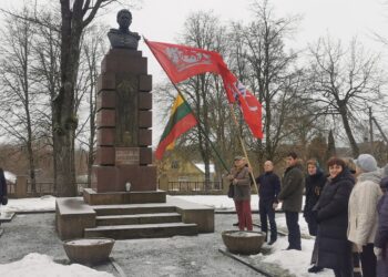 Vėliavos pakėlimo iškilmė 2023 metų vasario 16 dieną Nepriklausomybės sodelyje Svėdasuose. Aušrinės Neniškytės nuotr.