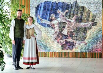 Anykščių kultūros centro režisierius Julius Jakubėnas šalia sukurtos mozaikos įsiamžino kartu su savo žmona Viktorija.