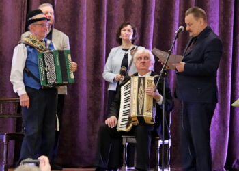 Anykščių rajono savivaldybės meras Sigutis Obelevičius sveikina Kavarsko kapelos „Šaltinis“ įkūrėją Stanislovą Svirską.
