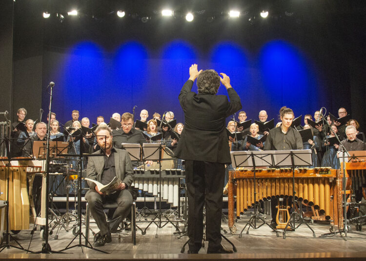 Atlikėjai su instrumentais vos tilpo erdvioje Anykščių kultūros centro scenoje.