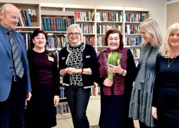 Personalinė Julijos Danguolės Kaunienės (trečia iš dešinės) paroda ,,Būties žaidimai“ eksponuojama Vilniaus savivaldybės Lazdynų bibliotekoje balandžio mėnesį. 		     Rimanto Kisieliaus nuotr.