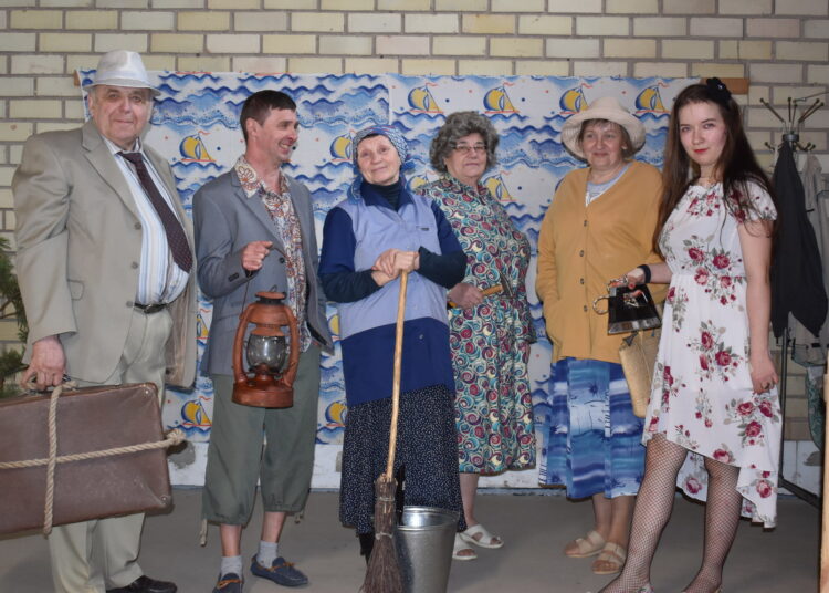 Mėgėjų teatro „Liktarna“ nariai įsiamžino fotosesijoje. (Iš kairės į dešinę) Pranas Maišelis, Vidas Balaišis, Aldona Bagdonienė, Angelė Belausienė, Zita Šukienė, Jūratė Dagytė.