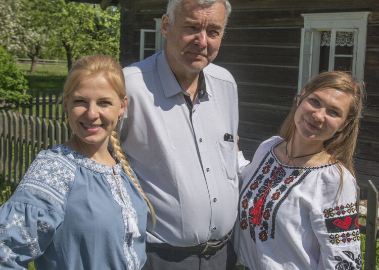 Edukatorės Kateryna Serdiuk ir Viktorija Pohodajeva su Anykščių Garbės ambasadoriumi Ukrainoje Virginijum Strolia.