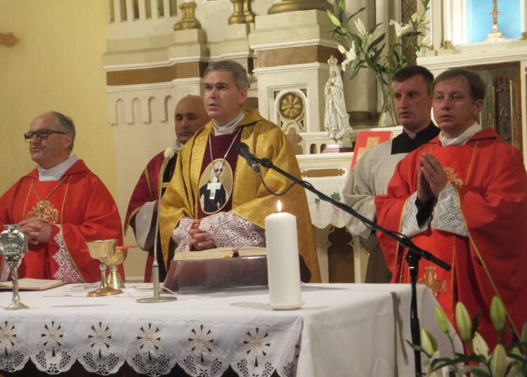 Šv. Mišių šventime... Priekyje iš kairės: Kaišiadorių vyskupas Jonas Ivanauskas, Panevėžio vyskupas Linas Vodopjanovas ir Kernavės klebonas Marius Talutis.