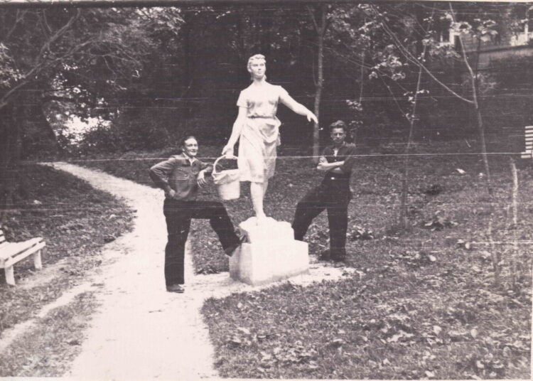 Antano Kisieliaus nuotrauka su istorine stovėjusia skulptūra „Vandens nešėja“ arba „Melžėja“ . Deja, metai, kada fotografuota, nebuvo užrašyti.