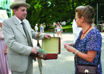 31 metus A. Baranausko ir A. Vienuolio-Žukausko memorialinio muziejaus direktoriumi dirbusio Antano Verbicko kadencija ateinantiems penkeriems metams Anykščių rajono savivaldybės mero K. Tubio sprendimu pratęsta nebuvo. Dėl to į merą raštu kreipėsi Lietuvos kultūros žmonės.