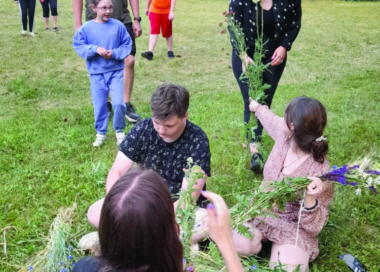 Jaunimas, tradiciškai prisirinkęs žolynėlių, kurie šią sausą vasarą negausiai sužaliavo, pynė Joninių vainikus. Tai neatsiejama Joninių vakaro dalis.