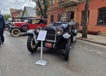 A.Baranausko aikštėje eksponuojami šimtamečiai yra važiuojantys, tačiau jų savininkai tausodami automobilius jais važiuoja tik trumpus atstumus.