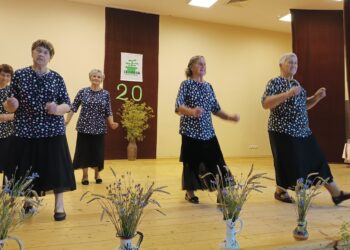 Linijinių šokių kolektyvas „Pavakarys“ (vadovė Janina Savickienė) svečiams dovanojo pasirodymą.