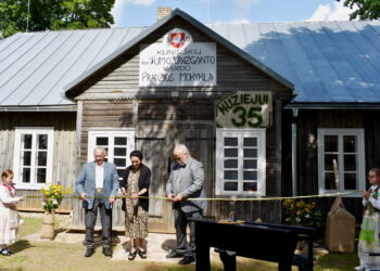 Svėdasų krašto (Vaižganto) muziejaus atidarymo po renovacijos juostelę kerpa (iš kairės į dešinę) buvęs Kunigiškių pradžios mokyklos mokinys doc. dr. Gvidas Kazlauskas, tvarkybos darbų projekto autorė architektė Vilija Skėrienė ir Svėdasų seniūnijos seniūnas Saulius Rasalas.