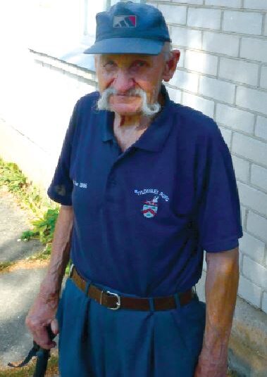 95 metų senolis iki šiol daug juda kruta, bendrauja, konstruoja, o daugiau nei pusę savo amžiaus derina instrumentų balsus ir taiso kitus gedimus.