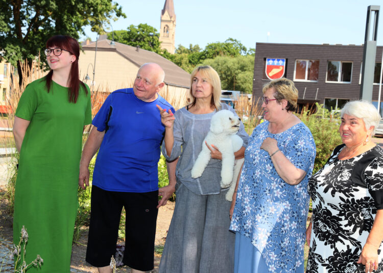 Krekenaviečiai (iš kairės) M.Martuzevičiūtė, V.Pelegrimas, M.Vaitkevičienė ir A.Pelegrimienė vienas per kitą pasakojo, kokių reikšmingų vertybių turi jų miestelis.