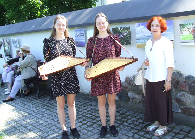 Mokytoja B.Petrauskienė (dešinėje) įkalbėjo seseris nemesti kankliavimo.  Asmeninio albumo nuotr.