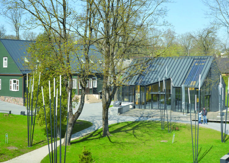 Pro „Šventosios upės mokyklos“ langus atsiveria vaizdas į restorano „Mitai“ pastatą.
