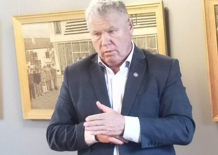 Anykščių rajono meras Kęstutis Tubis sakė negalintis nieko pasakyti, ar nelegalus statinys Inkūnų kaime bus nugriautas ar įteisintas. Tai, anot jo, spręs savivaldybės Architektūros ir urbanistikos skyrius.