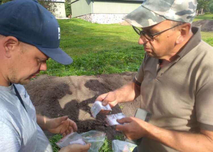 Archeologas Dovilas Petrulis rodo savo radinius dr. Gintautui Zabielai.