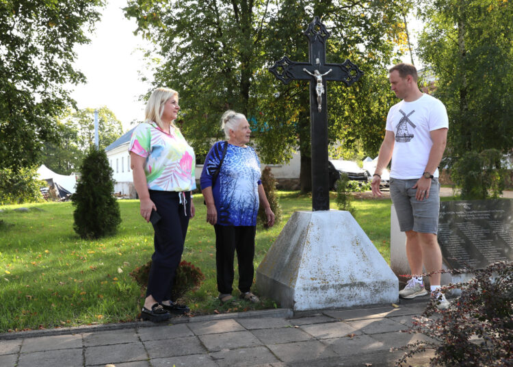 R.Tevėlionienė (kairėje) ir A.Vareika klausė B.Čekanauskienės pasakojimo, kaip ji su seserimi paslėpė kryžių Nepriklausomybei. A.Švelnos nuotr.
