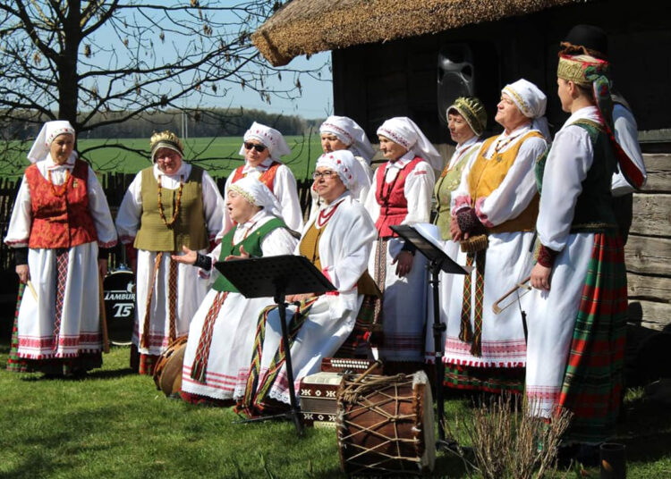 Jau daug metų Adomynę garsina senovines liaudiškas dainas atliekantis „Jaros“ kolektyvas.