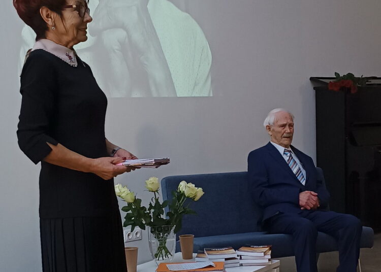Renginį vedė Anykščių Jono Biliūno gimnazijos lietuvių kalbos mokytoja Ona Jakimavičienė. „Kai šventėme Jūsų 90-metį, mano kolegė Dangira Nefienė sakė, kad abu jūs – mokytojai ekspertai. O šiandien aš sakau, kad mudu – mokytojai senjorai“, – juokavo lietuvių kalbos mokytoja.