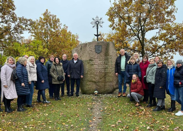 Anykštėnų delegacija prie Punsko lietuvių pastatyto paminklo.