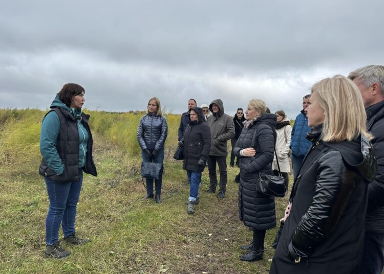 G. Sakalauskienė aprodė savo ekologinį ūkį. Šiame lauke auga smidrai.