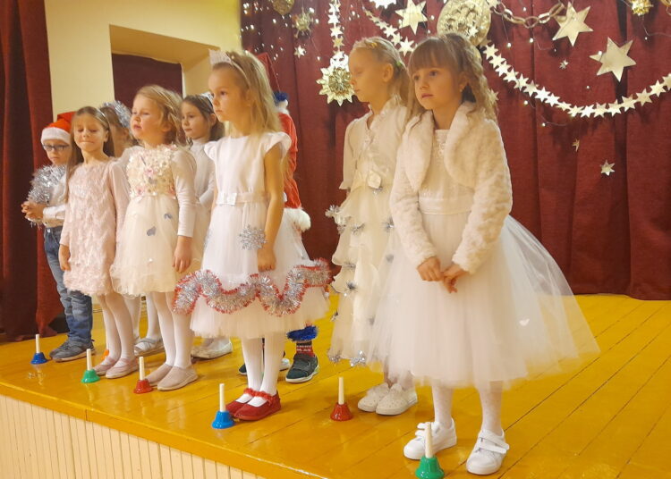 Mergaitės visais laikais nori būti snieguolėmis. Akimirka iš Kavarsko mokykloje-daugiafunkciame centre gruodžio 22 dieną vykusios priešmokyklinukų ir pradinių klasių mokinių kalėdinės popietės.