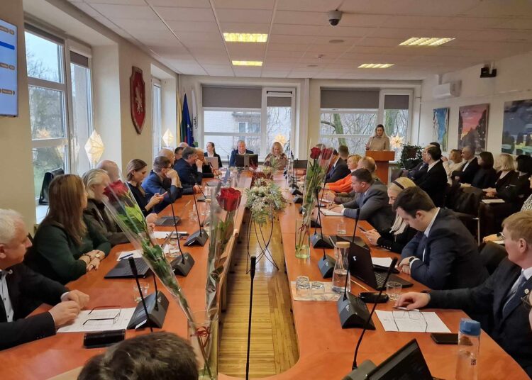 Anykščių rajono savivaldybės Tarybos dauguma, save vadinanti opozicija, vieningai nusprendė nepaklusti rajono merui Kęstučiui Tubiui ir balsavo už 500 eurų išmokas naujagimių tėvams.