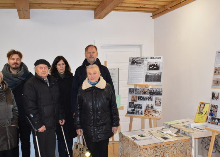 Nuotrauka prisiminimui. Apžiūrėję parodą, nusifotografavo Broniaus Kazlausko artimieji ir giminės.