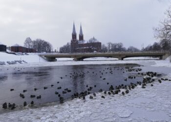 Savaitgalį užrašas „Čia gera gyventi“ skendėjo ižo leduose.