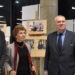 Fotografijos parodą apžiūrėjus. Iš kairės į dešinę: profesorius Arvydas Šaltenis, aktoriaus Ferdinando Jakšio žmona Marija Rožė Jakšienė ir vienas iš eksponuojamų nuotraukų autorių – žurnalistas Vytautas Bagdonas.