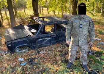 „Rembo“ prie „Žigulio“, kuriame sušaudė keturis okupantus ir vieną kaimo kolaborantą.