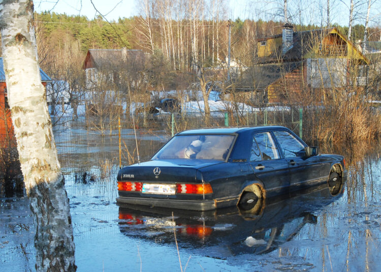 Per 2010-ųjų potvynį vanduo apsėmė tris įvažiavimus į Elmos sodus. Šio automobilio vairuotoją teko gelbėti. Autoriaus nuotr.