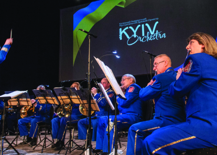 Kijevo akademinio pučiamųjų orkestro „Kyiv Orchestra“ padėkos koncertas prasidėjo Lietuvos ir Ukrainos himnais. 						        Jono JUNEVIČIAUS nuotr.