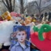 Odesiečių suneštų gėlių ir vaikiškų žaislų krūvoje – žuvusio dešimtmečio Andrejaus Kraveco nuotrauka.   
Autoriaus nuotr.