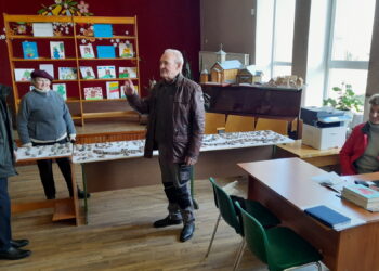 Anykščių rajono savivaldybės L. ir S. Didžiulių viešosios bibliotekos Kurklių skyriaus bibliotekininkė Gražina Adomavičiūtė džiaugiasi čia vykstančiomis parodomis: nuolatine Broniaus Tvarkūno sukonstruotų bažnyčių maketų paroda ir keičiamomis, aktyvių kurkliečių iniciatyva surengiamomis parodėlėmis.