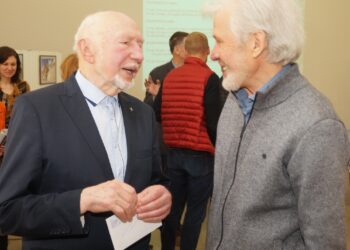 Prof. Libertas Klimka ir keliatojas, alpinistas Vladas Vitkauskas – nuolatiniai Anykščių kraštotiryninkų sambūrio dalyviai.