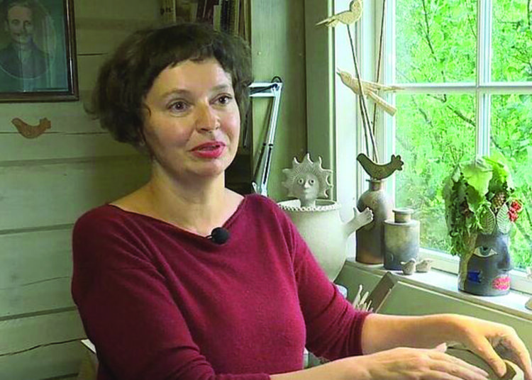 UAB „Amatų kalnelis“ vadovė Renata Umbrasienė nesutiko „Anykštai“ atskleisti, kodėl būtent tarp bažnyčios šventoriaus ir šaltinio suplanavo pastatyti dviejų aukštų namą  bei svečių namelius.
