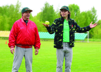 Beisbolo entuziastas ir renginio sumanytojas Arnoldas Ramanauskas (kairėje) kartu su Anykščių Jono Biliūno gimnazijos mokytojo asistentu Joseph Teodoru Jocu brėžia Anykščių beisbolo viziją.
Anykščių sporto centro nuotr.