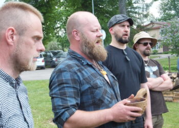 Šventės atidarymas: alaus pagarbinimo giesmė. Antrasis iš kairės Vykintas Motuza.