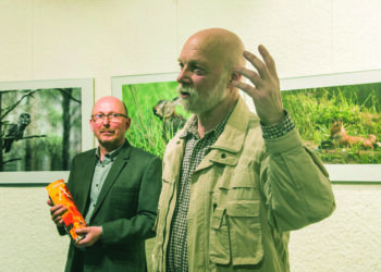 Parodos autorius ir jų nuotraukas pristatė Gamtos fotografų klubo prezidentas Rimantas Udras (kairėje) ir menininkas, fotografijos dėstytojas Andrius Surgailis.