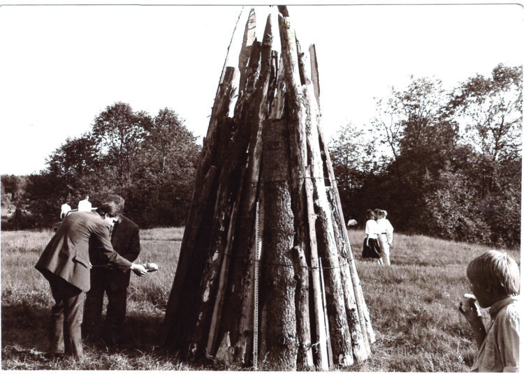Laužo kūrenimas – viena svarbiausių ir labiausiai paplitusių Joninių tradicijų. 1988 metai.