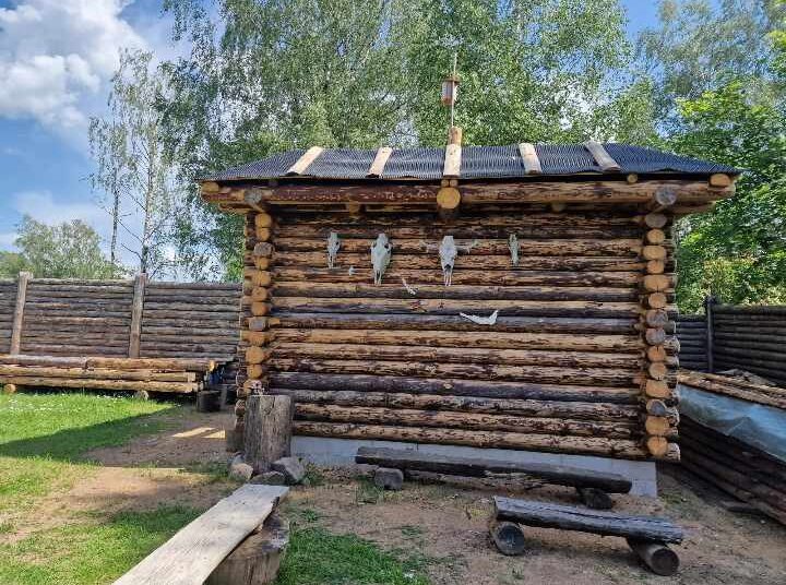 Iš pradžių buvo sumanyta buvusį kolektyvinį sodo namelį rekonstruoti ir jį pritaikyti edukacijoms, tačiau vėliau sumanyta ant namelio įrengti dar vieną bokštą.
