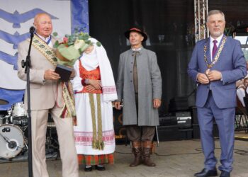 Aukštaitijos profesinio rengimo centro direktorius Vladas Pusvaškis Molėtų rajono savivaldybės garbės piliečiu tapo šio rajono savivaldybės mero Sauliaus Jauneikos siūlymu. Nuotraukos iš Molėtų rajono savivaldybės feisbuko